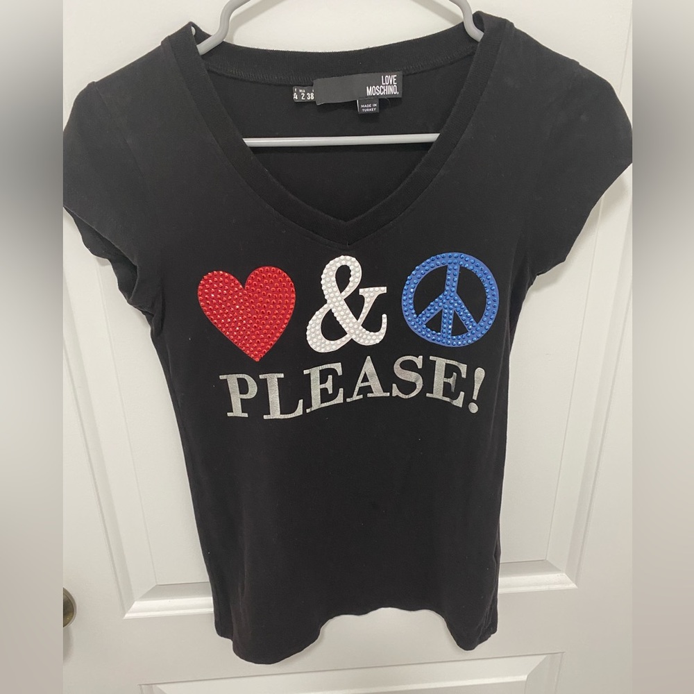 Woman’s Moschino t-shirt size 2 will got a person who wears small.